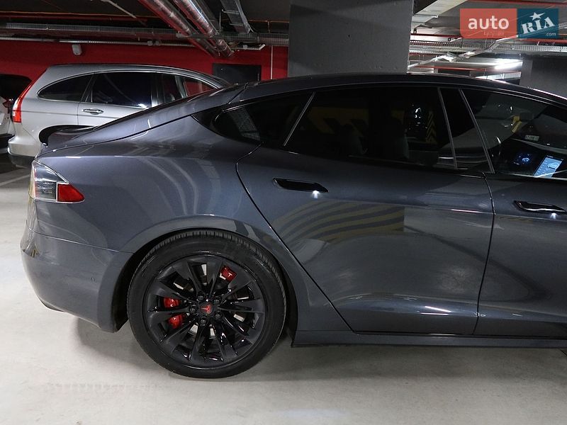 Ліфтбек Tesla Model S 2016 в Івано-Франківську