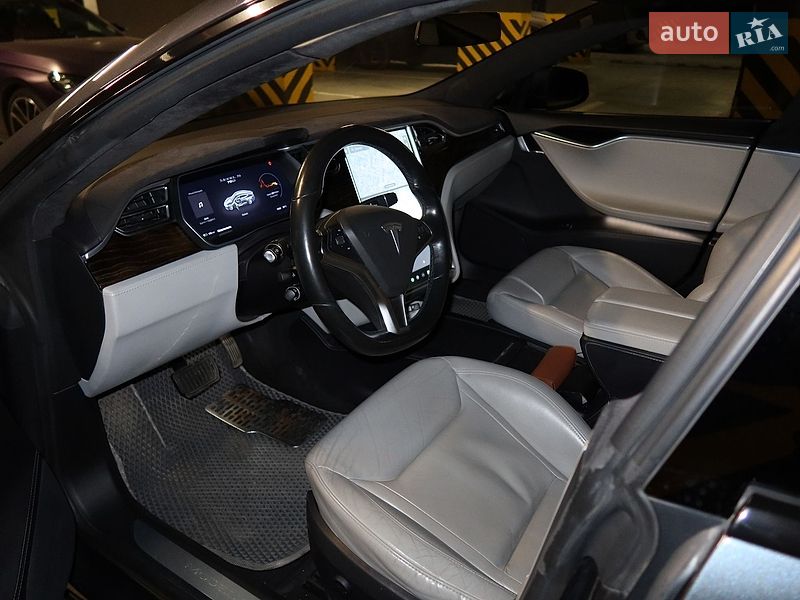 Ліфтбек Tesla Model S 2016 в Івано-Франківську