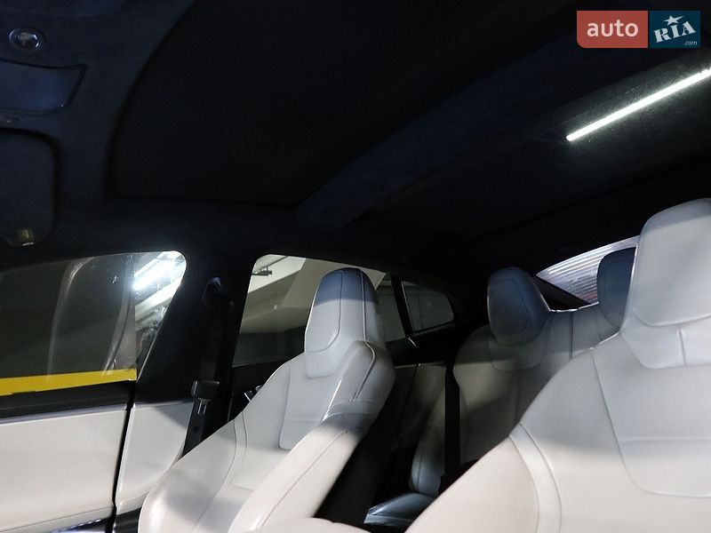 Ліфтбек Tesla Model S 2016 в Івано-Франківську
