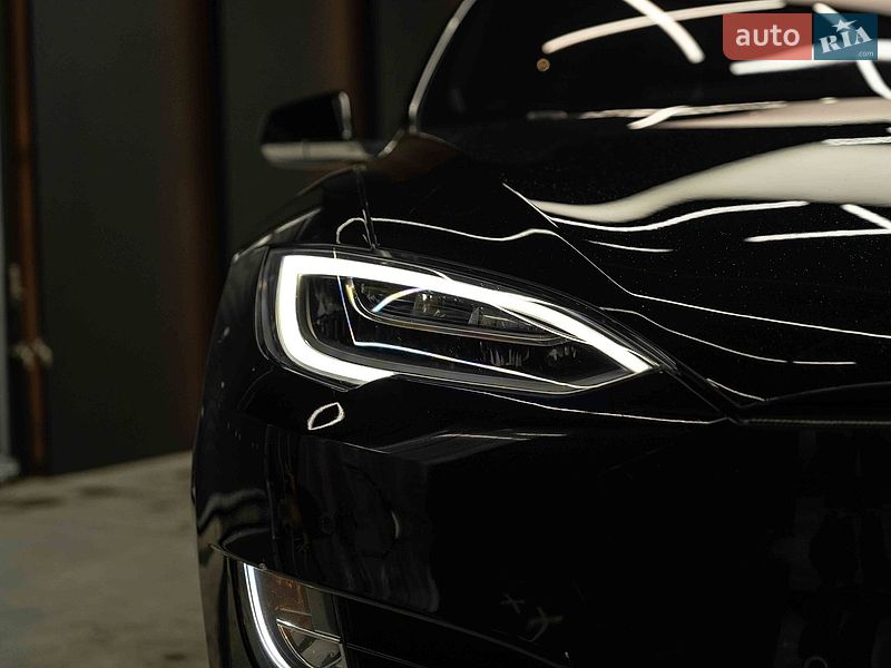 Лифтбек Tesla Model S 2018 в Черновцах