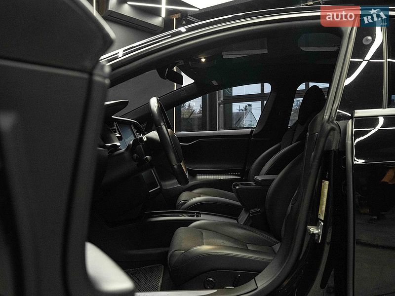 Лифтбек Tesla Model S 2018 в Черновцах