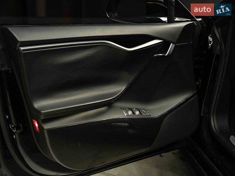 Лифтбек Tesla Model S 2018 в Черновцах