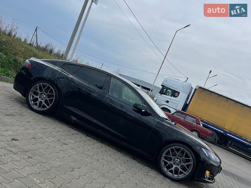 Лифтбек Tesla Model S 2015 в Луцке