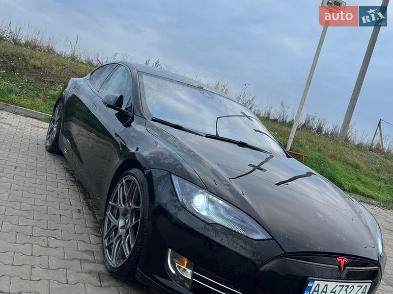 Лифтбек Tesla Model S 2015 в Луцке