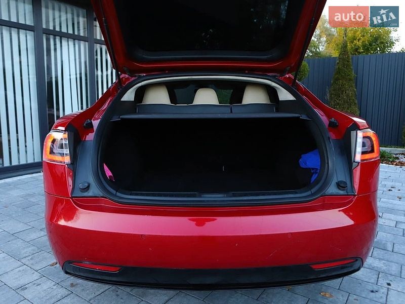 Ліфтбек Tesla Model S 2017 в Трускавці
