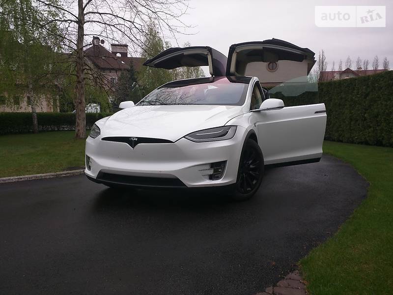 Tesla Model X 2016 года