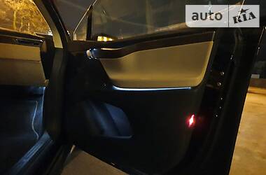 Позашляховик / Кросовер Tesla Model X 2017 в 