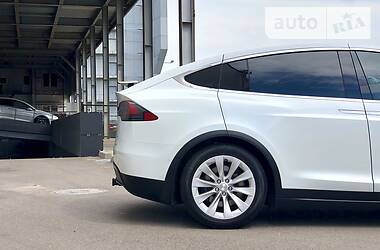 Позашляховик / Кросовер Tesla Model X 2016 в 