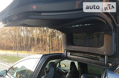 Позашляховик / Кросовер Tesla Model X 2017 в 