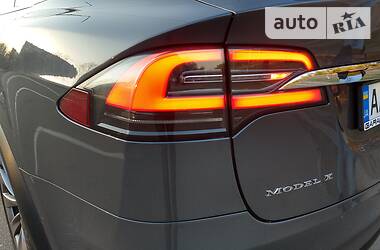 Позашляховик / Кросовер Tesla Model X 2017 в 