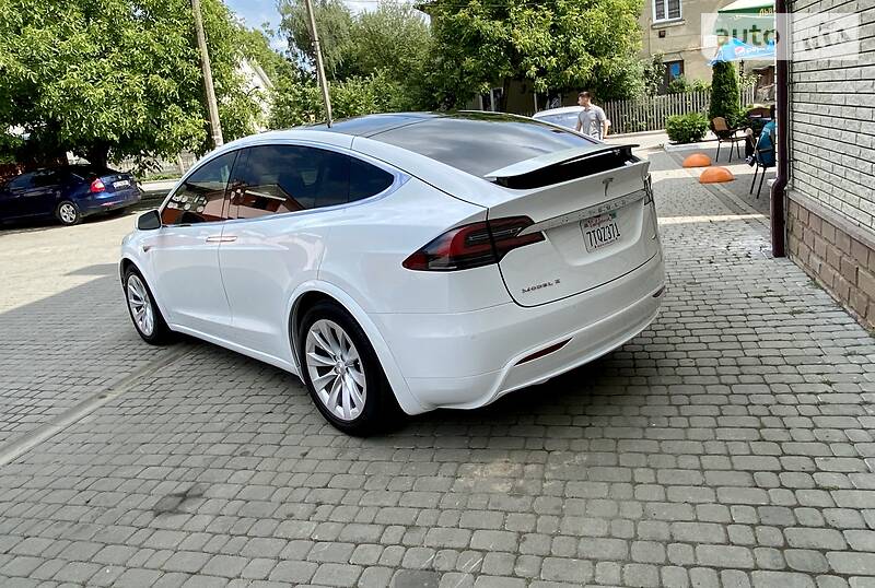Хэтчбек Tesla Model X 2016 в Сторожинце