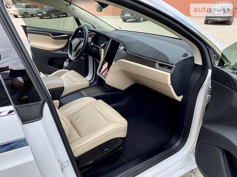 Хэтчбек Tesla Model X 2016 в Сторожинце