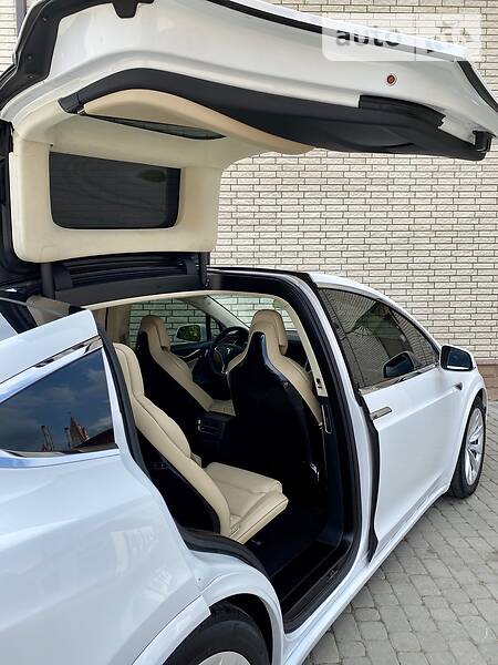 Хэтчбек Tesla Model X 2016 в Сторожинце