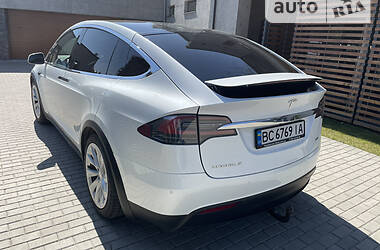 Позашляховик / Кросовер Tesla Model X 2017 в 