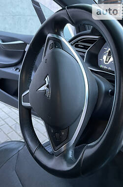 Позашляховик / Кросовер Tesla Model X 2017 в 