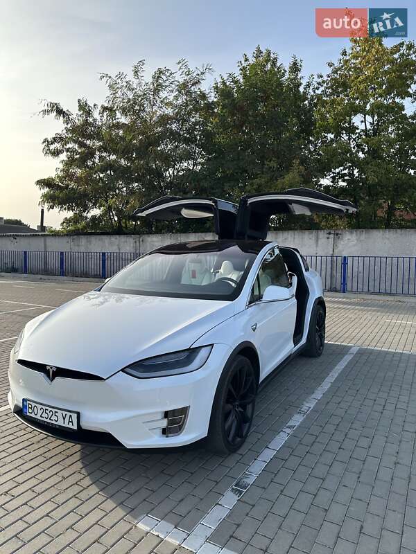 Позашляховик / Кросовер Tesla Model X 2018 в Тернополі