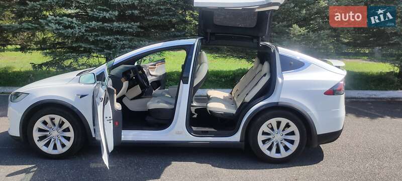 Позашляховик / Кросовер Tesla Model X 2020 в Стрию