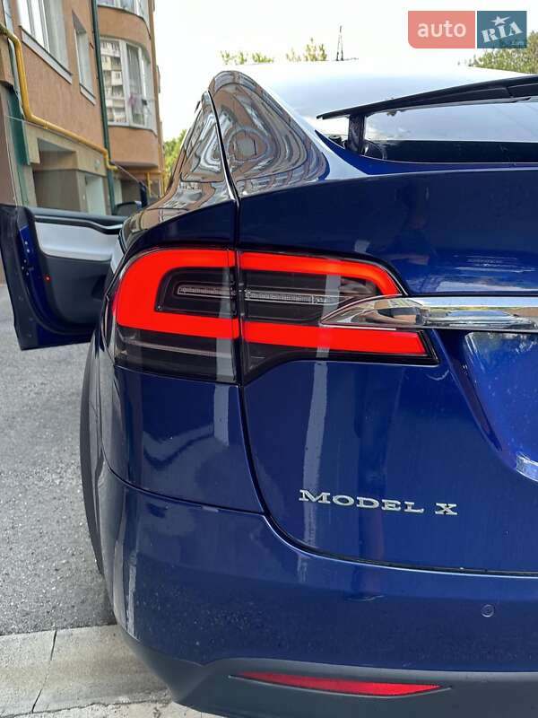 Позашляховик / Кросовер Tesla Model X 2016 в Чернівцях