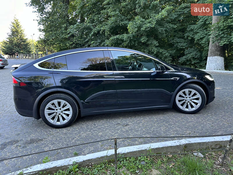 Позашляховик / Кросовер Tesla Model X 2017 в Чернівцях
