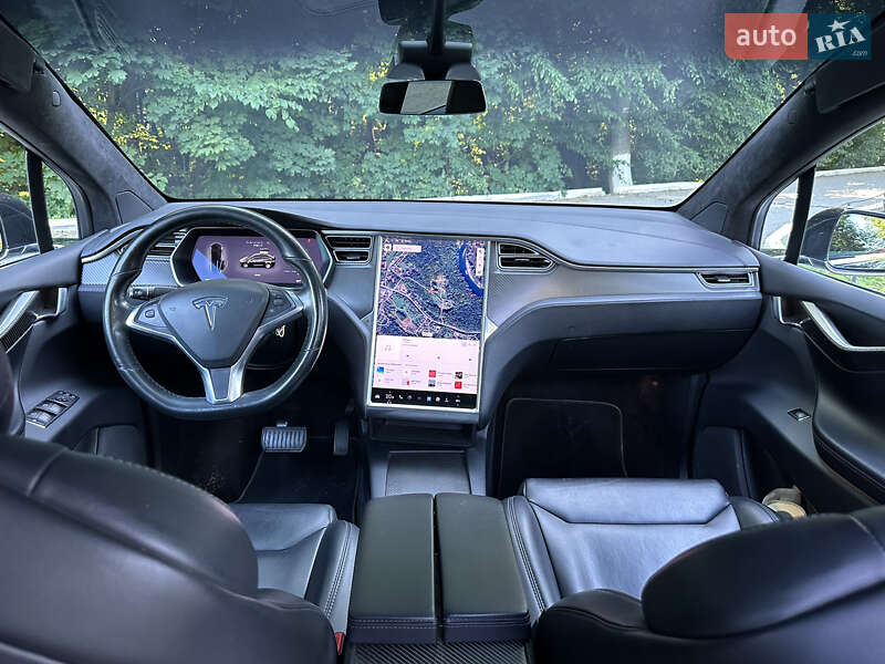 Позашляховик / Кросовер Tesla Model X 2017 в Чернівцях
