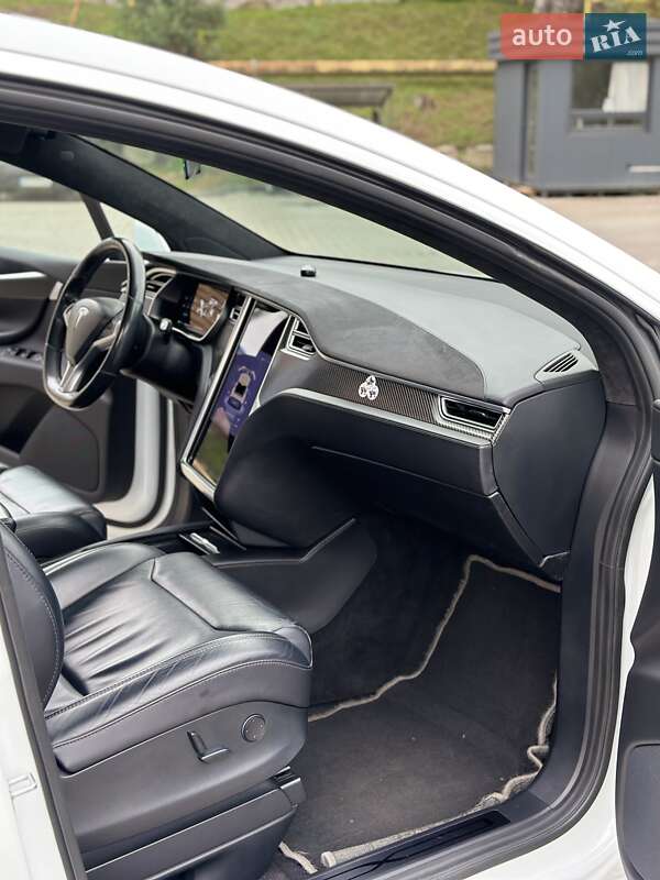 Позашляховик / Кросовер Tesla Model X 2017 в Чернівцях