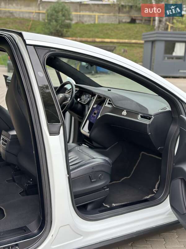 Позашляховик / Кросовер Tesla Model X 2017 в Чернівцях
