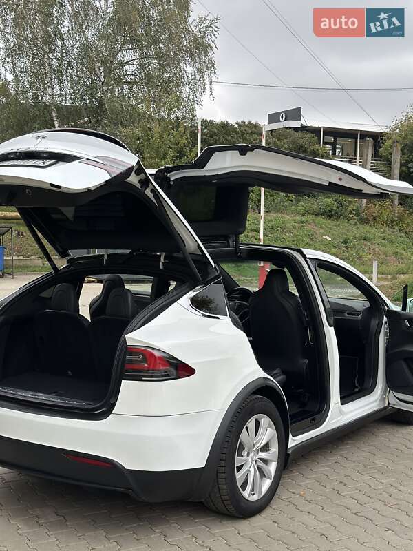 Позашляховик / Кросовер Tesla Model X 2017 в Чернівцях
