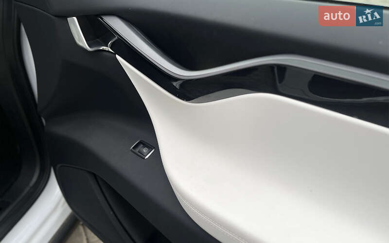 Позашляховик / Кросовер Tesla Model X 2019 в Мукачевому