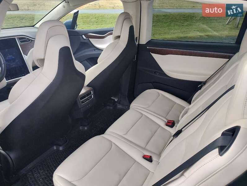 Позашляховик / Кросовер Tesla Model X 2017 в Бучі