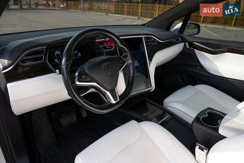 Внедорожник / Кроссовер Tesla Model X 2016 в Александрие