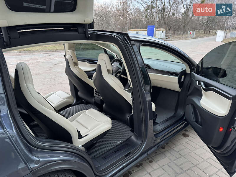Позашляховик / Кросовер Tesla Model X 2019 в Чернігові