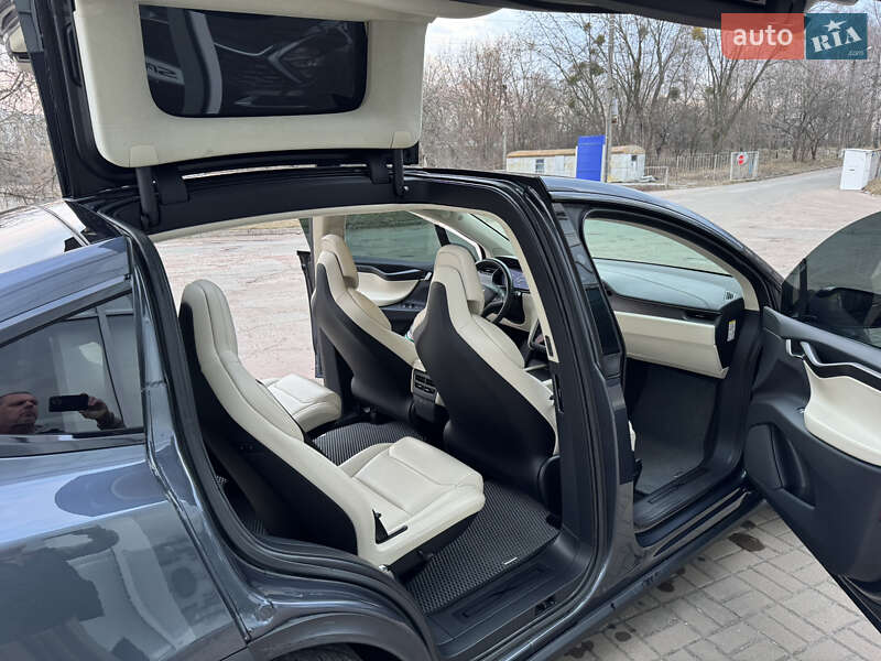 Позашляховик / Кросовер Tesla Model X 2019 в Чернігові