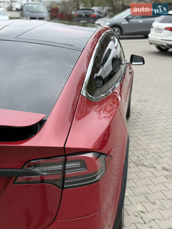 Позашляховик / Кросовер Tesla Model X 2016 в Чернівцях