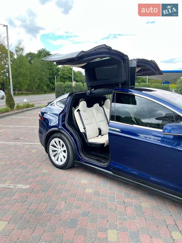 Внедорожник / Кроссовер Tesla Model X 2018 в Новояворовске