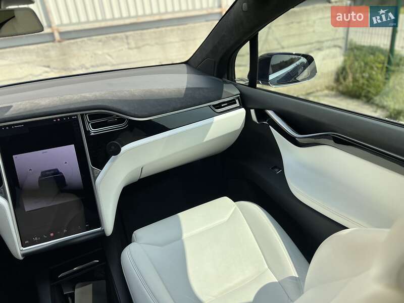 Позашляховик / Кросовер Tesla Model X 2017 в Ужгороді