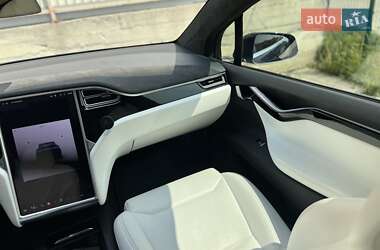 Позашляховик / Кросовер Tesla Model X 2017 в 