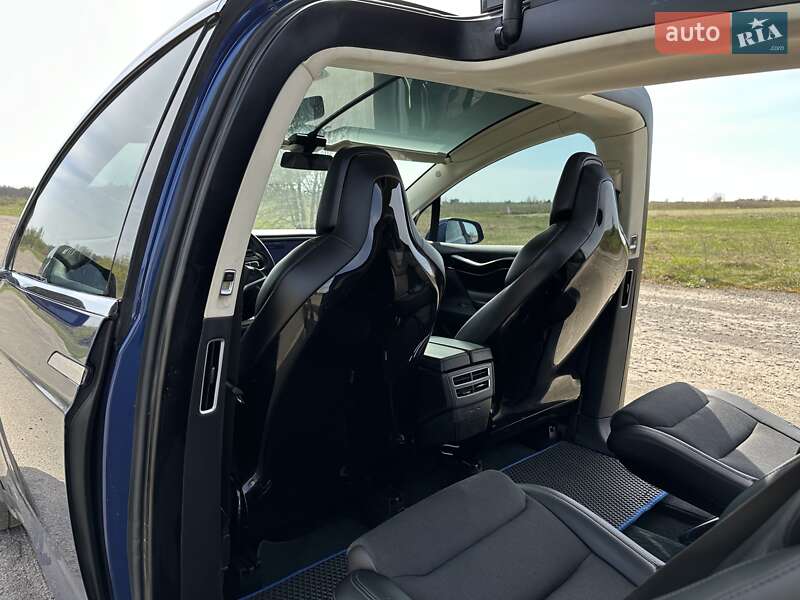 Внедорожник / Кроссовер Tesla Model X 2016 в Старой Выжевке