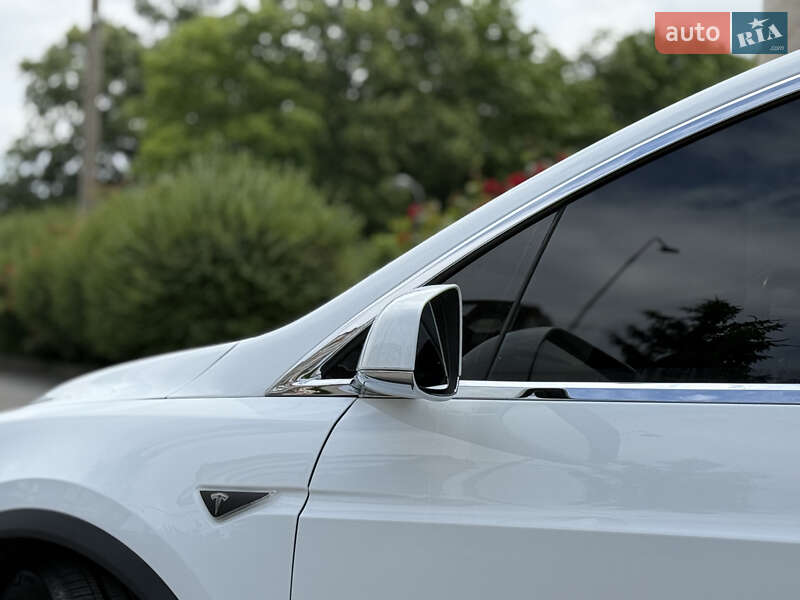 Позашляховик / Кросовер Tesla Model X 2016 в Тернополі