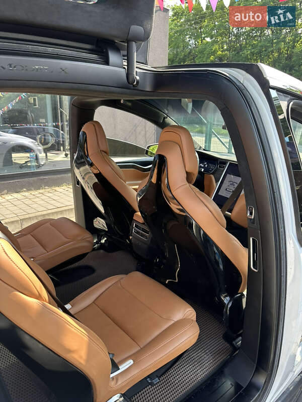 Позашляховик / Кросовер Tesla Model X 2016 в Чернівцях