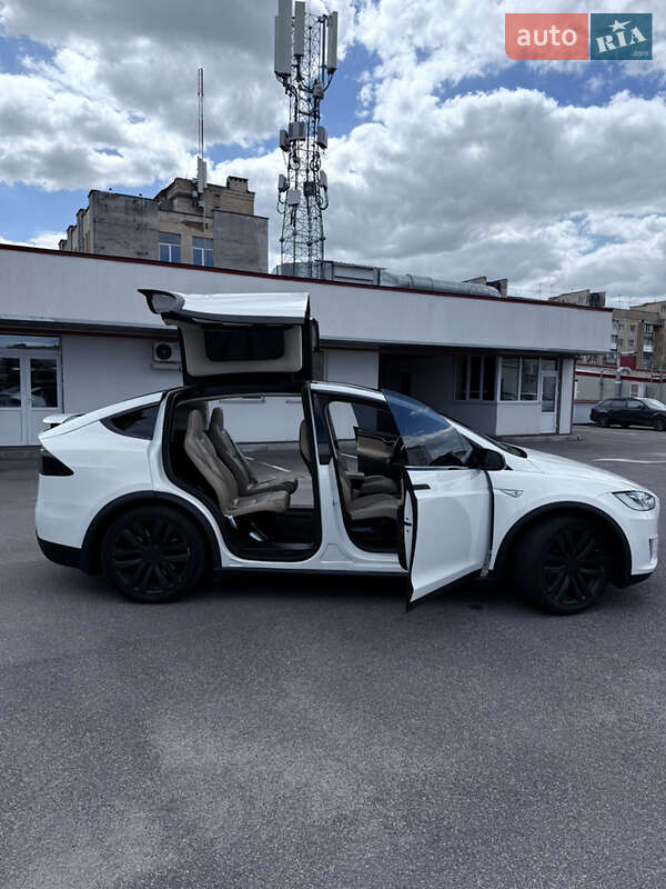 Позашляховик / Кросовер Tesla Model X 2016 в Вінниці