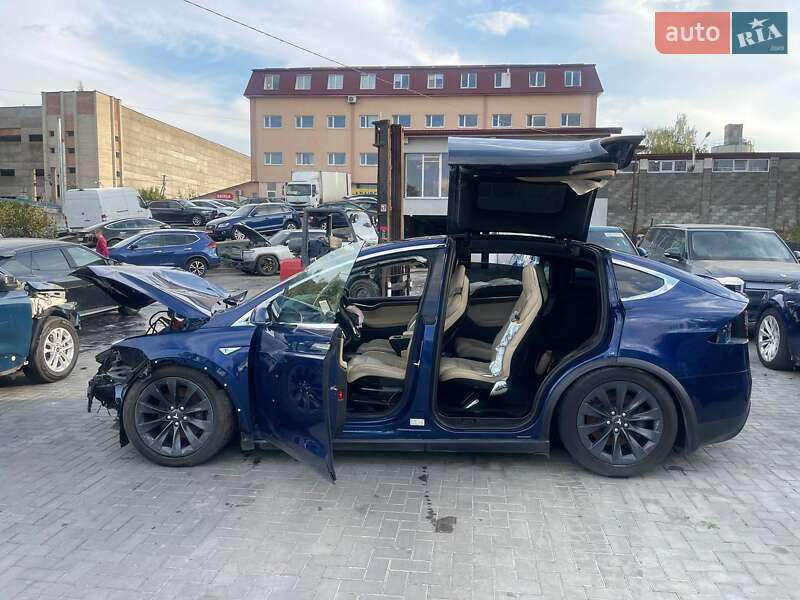 Позашляховик / Кросовер Tesla Model X 2016 в Луцьку