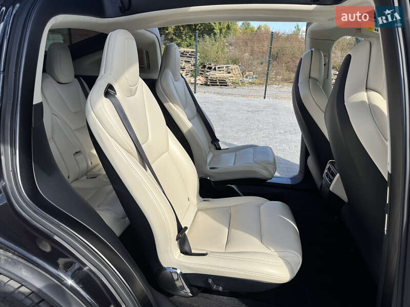 Позашляховик / Кросовер Tesla Model X 2017 в Вінниці