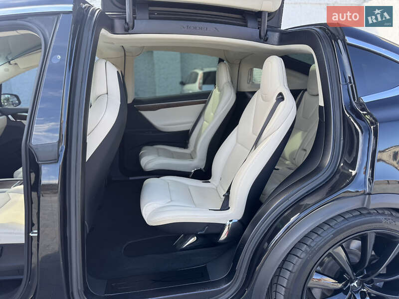 Позашляховик / Кросовер Tesla Model X 2017 в Вінниці