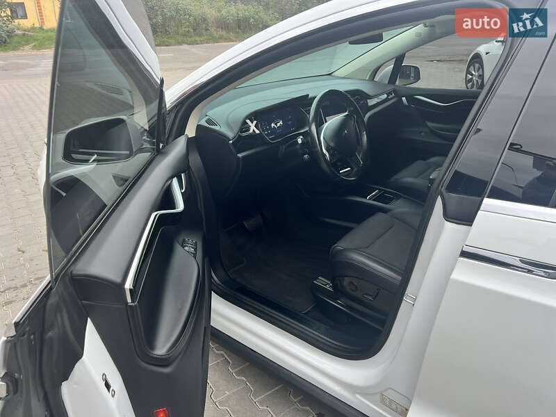 Позашляховик / Кросовер Tesla Model X 2016 в Чернівцях
