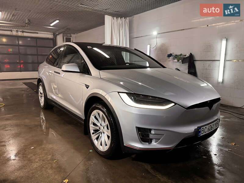 Позашляховик / Кросовер Tesla Model X 2017 в Львові