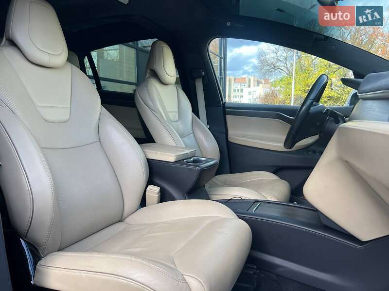 Позашляховик / Кросовер Tesla Model X 2016 в Івано-Франківську