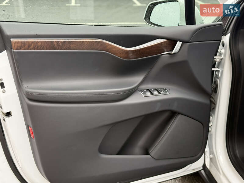 Позашляховик / Кросовер Tesla Model X 2019 в Умані