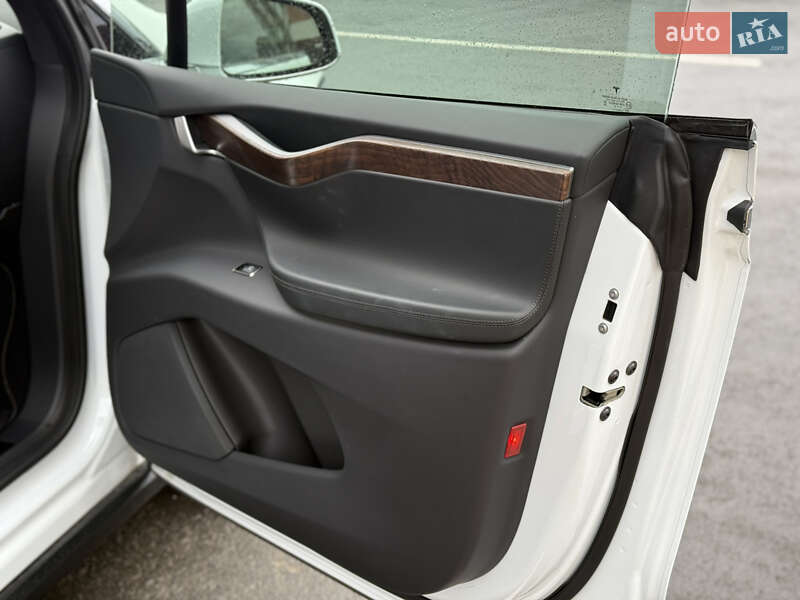 Позашляховик / Кросовер Tesla Model X 2019 в Умані