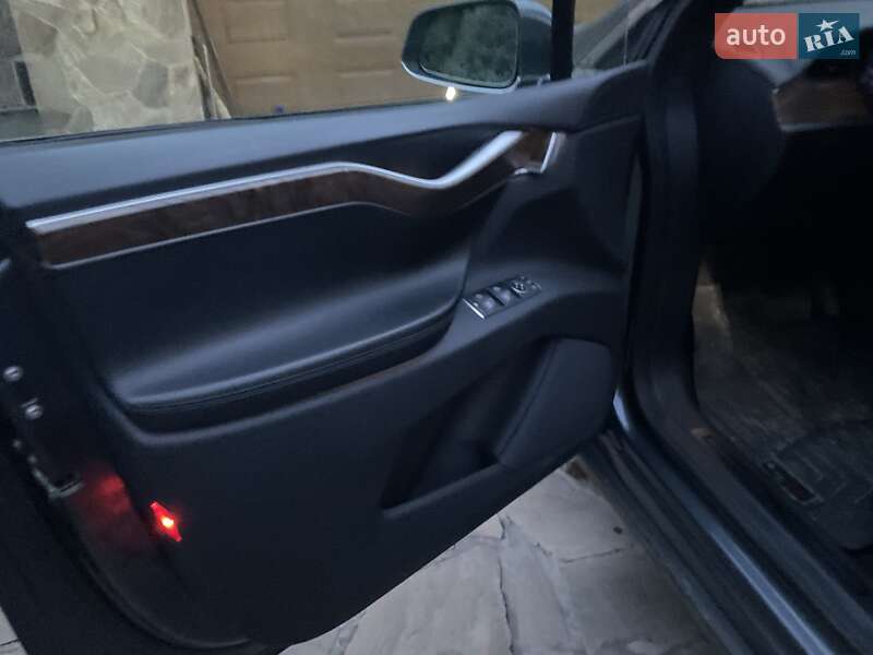 Внедорожник / Кроссовер Tesla Model X 2019 в Ровно