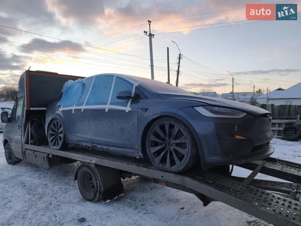 Авто з США , горіло колесо , частина батареї обгоріла , що в середині не ясно , салон цілий на 90% , трохи обгоріли обшивки біля крила , по всьому іншому в круг ціла , пошкоджень більше немає . хороший варіант як на розбір так і під відновлення (в кого є донор ) , в мене донора немає а розбирати часу не маю . 